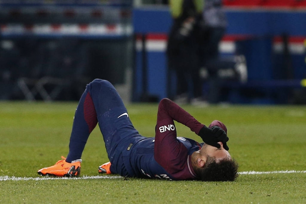 Neymar torce o tornozelo, sai chorando e recebe apoio após ser