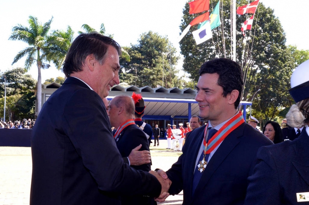 Resultado de imagem para bolsonaro condecora moro