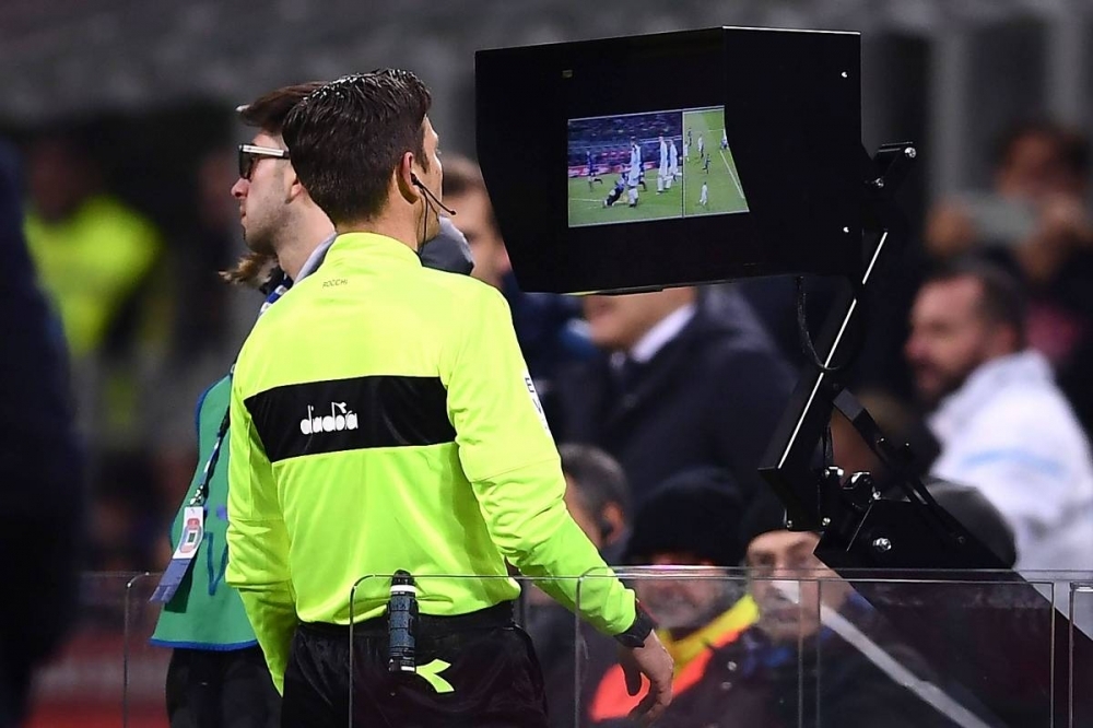 Árbitro Gianluca Rocchi utiliza o sistema de vídeo (VAR) durante partida entre Inter de Milão e Lazio, no San Siro - Marco Bertorello/AFP