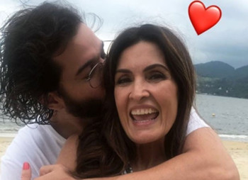De mai, Ftima Bernardes curte praia com namorado