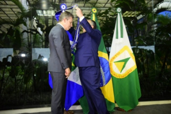 Mauro recebe faixa em cerimnia rpida; Taques no fala