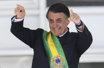 Bolsonaro assina decreto que fixa salrio mnimo em R$ 998 em 2019