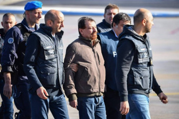 Terrorista: Avio com Battisti chega em Roma